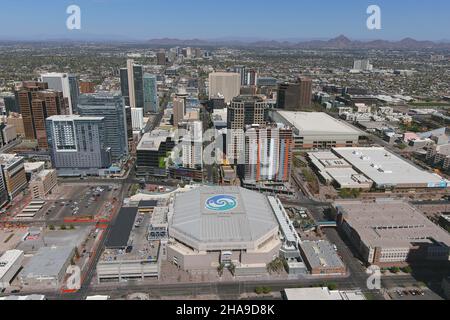 Eine Luftaufnahme des Footprint Center und der Skyline der Innenstadt, Dienstag, 2. März 2021, in Phoenix. Die Arena, früher bekannt als die America West Arena ( Stockfoto