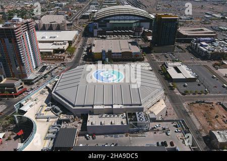 Eine Luftaufnahme des Footprint Center (Vordergrund) und des Chase Field, Dienstag, 2. März 2021, in Phoenix. Die Arena, früher bekannt als der Amerika-Westen Stockfoto