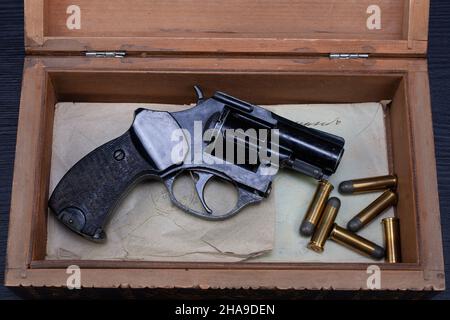 Vintage Revolver Pistole mit Patronen in Holzkiste für Briefe Stockfoto