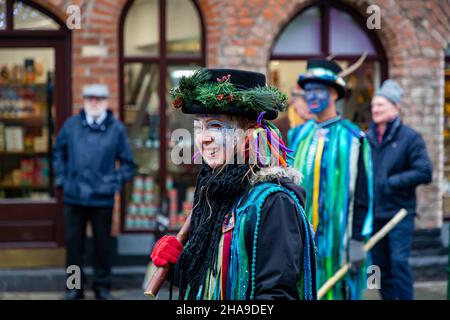 Samstag, 11. Dezember 2021 - Lymm, Hémieh, England, Vereinigtes Königreich. Das jährliche Lymm Dickensian Christmas Festival in Lymm Village kehrt nach einer Pause aufgrund von COVID 19 zurück. Eine Reihe von Ständen und Händlern, die eine Vielzahl von Kunsthandwerk und Weihnachtsgeschenken verkaufen, sowie eine große Auswahl an Speisen, säumen die Dorfstraßen mit Dickenser-Charakteren in Hülle und Fülle. Es gibt auch einen Santa Dash und eine Grand Parade Credit: John Hopkins/Alamy Live News Stockfoto