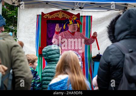 Samstag, 11. Dezember 2021 - Lymm, Hémieh, England, Vereinigtes Königreich. Das jährliche Lymm Dickensian Christmas Festival in Lymm Village kehrt nach einer Pause aufgrund von COVID 19 zurück. Eine Reihe von Ständen und Händlern, die eine Vielzahl von Kunsthandwerk und Weihnachtsgeschenken verkaufen, sowie eine große Auswahl an Speisen, säumen die Dorfstraßen mit Dickenser-Charakteren in Hülle und Fülle. Es gibt auch einen Santa Dash und eine Grand Parade Credit: John Hopkins/Alamy Live News Stockfoto