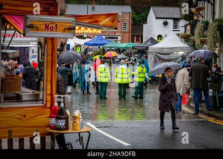 Samstag, 11. Dezember 2021 - Lymm, Hémieh, England, Vereinigtes Königreich. Das jährliche Lymm Dickensian Christmas Festival in Lymm Village kehrt nach einer Pause aufgrund von COVID 19 zurück. Eine Reihe von Ständen und Händlern, die eine Vielzahl von Kunsthandwerk und Weihnachtsgeschenken verkaufen, sowie eine große Auswahl an Speisen, säumen die Dorfstraßen mit Dickenser-Charakteren in Hülle und Fülle. Es gibt auch einen Santa Dash und eine Grand Parade Credit: John Hopkins/Alamy Live News Stockfoto