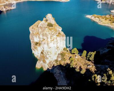 Luftaufnahme des Waldes in Granada, Spanien. Drohne, die über Tannenbaumspitzen flog, Natur-Hintergrundaufnahmen in 4K-Auflösung Stockfoto