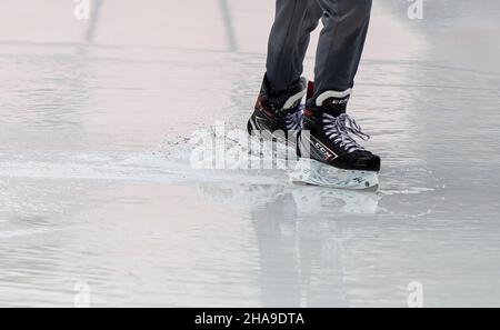 Toronto, Kanada. 11th Dez 2021. Ein Mann Schlittschuhe auf einer Eisbahn im Freien während eines ungewöhnlich warmen Tages für Dezember in Toronto, Kanada, am 11. Dezember 2021. Die Temperaturen in Toronto erreichten am Samstag 18 Grad Celsius. Quelle: Zou Zheng/Xinhua/Alamy Live News Stockfoto