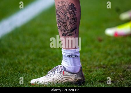 Luton, Großbritannien. 27th. November 2021. Glen Rea (6) von Luton Town's Bein-Tattoo, als er sich vor dem Sky Bet Championship-Spiel zwischen Luton Town und Fulham am 11. Dezember 2021 in der Kenilworth Road, Luton, England, erwärmt. Foto von David Horn. Quelle: Prime Media Images/Alamy Live News Stockfoto