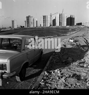 Jastrzêbie Zdrój, 1969-11. Budowa Osiedla Mieszkaniowego Jastrzêbie III. Bloki na tym osiedlu zosta³y wzniesione z prefabrykatów wyprodukowanych przez FADOM - Fabrykê Domów w ¯orach, która jako pierwsza w Polsce wykorzystywa³a technologiê tzw. Zwanej wielkiej p³yty. mb PAP/Stanis³aw Jakubowski Dok³adny dzieñ wydarzenia nieustalony. Jastrzebie Zdroj, November 1969. Bau der Wohnsiedlung Jastrzebie III. Die Häuser wurden aus Elementen gebaut, die von FADOM - Fabryka Domow (dem Hauswerk) in Zory hergestellt wurden. FADOM nutzte die Großplattentechnologie als erste in Polen. mb PAP/Witold Jakubowski Stockfoto