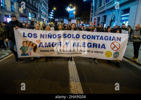 Barcelona, Spanien. 11th Dez 2021. Während der Demonstration halten die Demonstranten ein Banner gegen Kinderimpfung.Tausende von Demonstranten haben im Zentrum von Barcelona gegen den Pass und den Covid-Impfstoff demonstriert. Kredit: SOPA Images Limited/Alamy Live Nachrichten Stockfoto