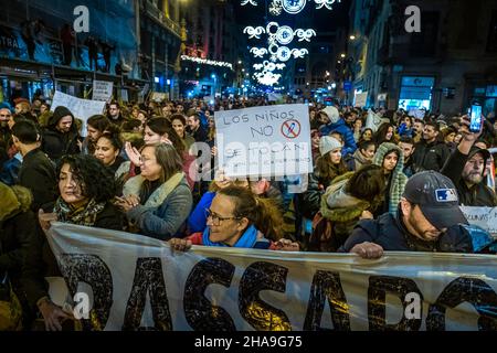 Barcelona, Spanien. 11th Dez 2021. Vor der Demonstration ist ein Plakat zu sehen, auf dem die Kinder nicht impfen dürfen.Tausende Demonstranten haben im Zentrum von Barcelona gegen den Pass und den Covid-Impfstoff demonstriert. Kredit: SOPA Images Limited/Alamy Live Nachrichten Stockfoto