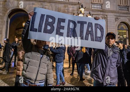 Barcelona, Spanien. 11th Dez 2021. Während der Demonstration halten die Demonstranten ein großes Plakat mit der Forderung nach Freiheit.Tausende von Demonstranten haben im Zentrum von Barcelona gegen den Pass und den Covid-Impfstoff demonstriert. Kredit: SOPA Images Limited/Alamy Live Nachrichten Stockfoto