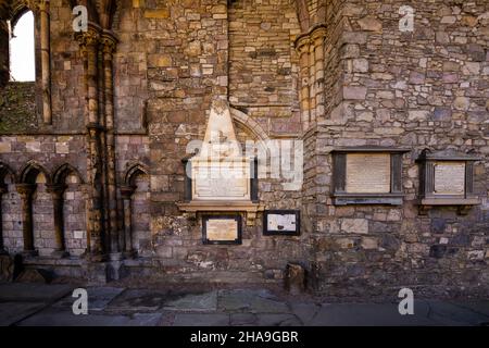 Detail der zerstörten Holyrood Abbey im Palace of Holyroodhouse in Edinburgh, Schottland, Großbritannien Stockfoto