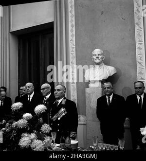 Warszawa, 1969-11-07. Ambasador Zwi¹zku Socjalistycznych Republik Radzieckich (ZSRR) w Polsce Awierkij Aristow, dla uczczenia 52 rocznicy Wielkiej Rewolucji PaŸdziernikowej, wyda³ w budynku ambasady oficjalne przyjêcie, na które zaproszeni zostali przedstawiciele najwy¿jszych w³adz i pañstwowych partych. NZ. od prawej.: minister spraw zagranicznych Stefan Jêdrychowski, marsza³ek Polski, przewodnicz¹cy Rady Pañstwa Marian Spychalski, Awierkij Aristow, i sekretarz Polskiej Zjednoczonej Partii Robotniczej (PZPR) W³adys³aw Gomu³ka (4P), Premier PRL Józef Cyrankiewicz. Na drugim planie widoczne p Stockfoto