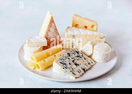 Käseplatte mit verschiedenen französischen Käsesorten auf weißem Hintergrund Stockfoto