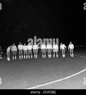 Zabrze, 1969-11-12. Mecz pi³ki no¿nej Górnik Zabrze - Glasgow Rangers w ramach Pucharu Zdobywców Pucharów. Górnik pokona³ goœci 3:1 Uhr. Strzelcami bramek byli: W³odzimierz Lubañski (2) i Zygfryd So³tysik. NZ. Prezentacja dru¿yny Glasgow Rangers. uu PAP/Stanis³aw Jakubowski Zabrze, 12. November 1969. Ein Fußballspiel zwischen Gornik Zabrze und den Glasgow Rangers im Rahmen des UEFA-Pokalsiegers. Gornik gewann 3 zu 1 mit den Rangers. Die Tore schossen Wlodzimierz Lubanski (2) und Zygfryd Soltysik. Im Bild: Glasgow Rangers. uu PAP/Stanislaw Jakubowski Stockfoto