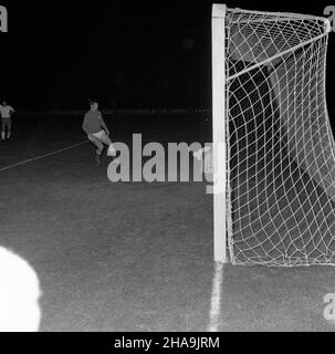 Zabrze, 1969-11-12. Mecz pi³ki no¿nej Górnik Zabrze - Glasgow Rangers w ramach Pucharu Zdobywców Pucharów. Górnik pokona³ goœci 3:1 Uhr. Strzelcami bramek byli: W³odzimierz Lubañski (2) i Zygfryd So³tysik. NZ. obrona bramki Górnika. uu PAP/Stanis³aw Jakubowski Zabrze, 12. November 1969. Ein Fußballspiel zwischen Gornik Zabrze und den Glasgow Rangers im Rahmen des UEFA-Pokalsiegers. Gornik gewann 3 zu 1 mit den Rangers. Die Tore schossen Wlodzimierz Lubanski (2) und Zygfryd Soltysik. Im Bild: Die Verteidigung des Gornik-Tores. uu PAP/Stanislaw Jakubowski Stockfoto