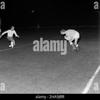 Zabrze, 1969-11-12. Mecz pi³ki no¿nej Górnik Zabrze - Glasgow Rangers w ramach Pucharu Zdobywców Pucharów. Górnik pokona³ goœci 3:1 Uhr. Strzelcami bramek byli: W³odzimierz Lubañski (2) i Zygfryd So³tysik. NZ. obrona bramki Górnika. uu PAP/Stanis³aw Jakubowski Zabrze, 12. November 1969. Ein Fußballspiel zwischen Gornik Zabrze und den Glasgow Rangers im Rahmen des UEFA-Pokalsiegers. Gornik gewann 3 zu 1 mit den Rangers. Die Tore schossen Wlodzimierz Lubanski (2) und Zygfryd Soltysik. Im Bild: Die Verteidigung des Gornik-Tores. uu PAP/Stanislaw Jakubowski. Stockfoto