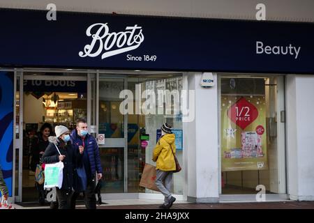 London, Großbritannien. 09th Dez 2021. Menschen stehen vor einem Boots-Laden. Kredit: SOPA Images Limited/Alamy Live Nachrichten Stockfoto