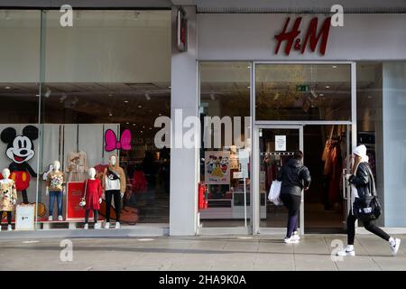 London, Großbritannien. 09th Dez 2021. Frauen gehen an einer Filiale des H&M-Stores vorbei. (Foto: Dinendra Haria/SOPA Images/Sipa USA) Quelle: SIPA USA/Alamy Live News Stockfoto