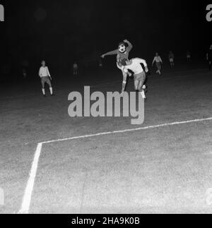 Zabrze, 1969-11-12. Mecz pi³ki no¿nej Górnik Zabrze - Glasgow Rangers w ramach Pucharu Zdobywców Pucharów. Górnik pokona³ goœci 3:1 Uhr. Strzelcami bramek byli: W³odzimierz Lubañski (2) i Zygfryd So³tysik. NZ. akcja strzelca Górnika przed bramk¹ goœci. uu PAP/Stanis³aw Jakubowski Zabrze, 12. November 1969. Ein Fußballspiel zwischen Gornik Zabrze und den Glasgow Rangers im Rahmen des UEFA-Pokalsiegers. Gornik gewann 3 zu 1 mit den Rangers. Die Tore schossen Wlodzimierz Lubanski (2) und Zygfryd Soltysik. Im Bild: Eine Aktion am Tor der Gäste. uu PAP/Stanislaw Jakubowski Stockfoto