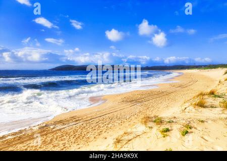 Stürmischer, sonniger Morgen am Fingal Beach der Fingal Bay an der Pazifikküste Australiens von den Sanddünen - tomaree National Park. Stockfoto