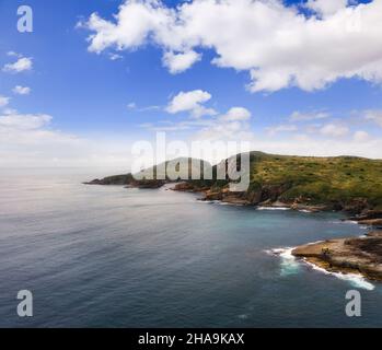 Erodierte Klippen von Broughton Island an der australischen Pazifikküste mit Blick auf das offene Meer und die Meereslandschaft. Stockfoto