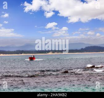 Kleines Fischertourismusboot in der unberührten Providence Bay auf der australischen Insel Broughton. Stockfoto