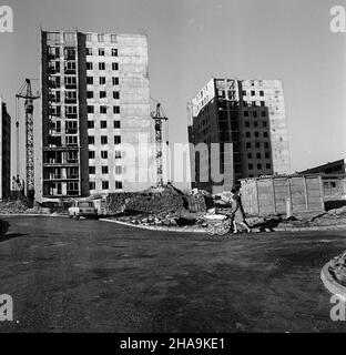 Jastrzêbie Zdrój, 1969-11. Budowa Osiedla Mieszkaniowego Jastrzêbie III. Bloki na tym osiedlu zosta³y wzniesione z prefabrykatów wyprodukowanych przez FADOM - Fabrykê Domów w ¯orach, która jako pierwsza w Polsce wykorzystywa³a technologiê tzw. Wielkiej p³yty. mb PAP/Stanis³aw Jakubowski Dok³adny dzieñ wydarzenia nieustalony. Jastrzebie Zdroj, November 1969. Bau der Wohnsiedlung Jastrzebie III. Die Häuser wurden aus Elementen gebaut, die von FADOM - Fabryka Domow (dem Hauswerk) in Zory hergestellt wurden. FADOM nutzte die Großplattentechnologie als erste in Polen. mb PAP/Stanislaw Jakubowski Stockfoto