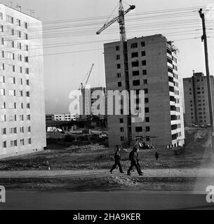 Jastrzêbie Zdrój, 1969-11. Budowa Osiedla Mieszkaniowego Jastrzêbie III. Bloki te zosta³y wzniesione z prefabrykatów wyprodukowanych przez FADOM - Fabrykê Domów w ¯orach, która jako pierwsza w Polsce wykorzystywa³a technologiê tzw. Wielkiej p³yty. mb PAP/Stanis³aw Jakubowski Dok³adny dzieñ wydarzenia nieustalony. Jastrzebie Zdroj, November 1969. Bau der Wohnsiedlung Jastrzebie III. Die Häuser wurden aus Elementen gebaut, die von FADOM - Fabryka Domow (dem Hauswerk) in Zory hergestellt wurden. FADOM nutzte die Großplattentechnologie als erste in Polen. mb PAP/Stanislaw Jakubowski Stockfoto