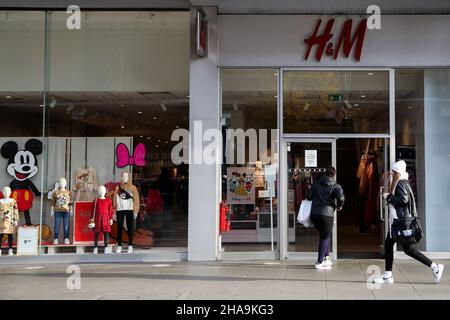 London, Großbritannien. 11th Dez 2021. Frauen gehen an einer Filiale des H&M-Stores vorbei. (Bild: © Dinendra Haria/SOPA Images via ZUMA Press Wire) Stockfoto