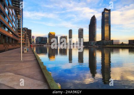 Cove am Yarra River in einem modernen städtischen Vorort von Melbourne Docklands mit Hochhäusern und Wohntürmen. Stockfoto