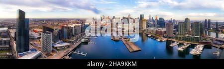 Docklands Stadtfront am Yarra River in Melbourne City - breites Luftpanorama mit hohen Türmen und CBD Stadtbild. Stockfoto