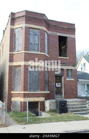 Verlassene und eingeklatschte rote Backsteinwohnung in Englewood auf der Südseite Chicagos Stockfoto