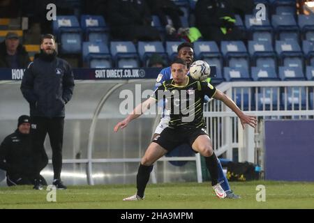 HARTLEPOOL, GBR. DEZ 11th Ryan Loft von Scunthorpe United im Einsatz mit Timi Odusina von Hartlepool United während des Sky Bet League 2-Spiels zwischen Hartlepool United und Scunthorpe United am Samstag, den 11th. Dezember 2021 im Victoria Park, Hartlepool. (Kredit: Mark Fletcher | MI News) Kredit: MI Nachrichten & Sport /Alamy Live News Stockfoto