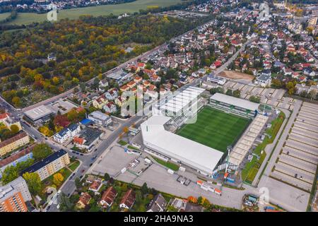 Luftaufnahme über den Sportpark Ronhof Thomas Sommer, Heimstadion des Fußball-Bundesligisten SpVgg Greuther Fürth. Deutschland - Oktober 2021 Stockfoto