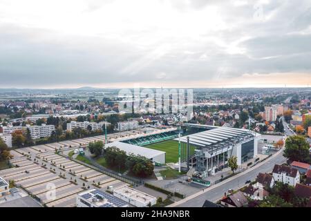 Luftaufnahme über den Sportpark Ronhof Thomas Sommer, Heimstadion des Fußball-Bundesligisten SpVgg Greuther Fürth. Deutschland - Oktober 2021 Stockfoto