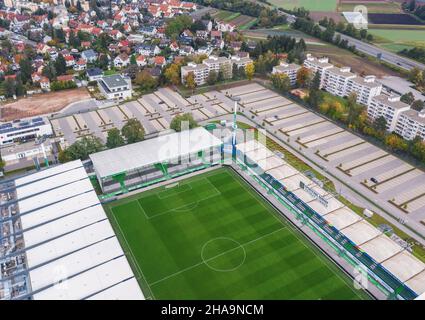 Luftaufnahme über den Sportpark Ronhof Thomas Sommer, Heimstadion des Fußball-Bundesligisten SpVgg Greuther Fürth. Deutschland - Oktober 2021 Stockfoto