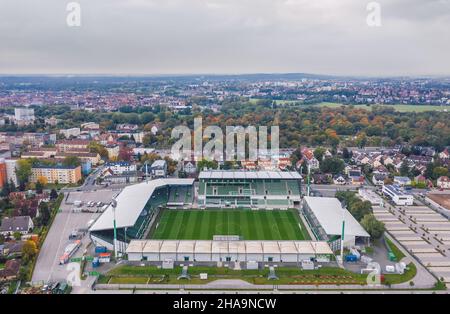 Luftaufnahme über den Sportpark Ronhof Thomas Sommer, Heimstadion des Fußball-Bundesligisten SpVgg Greuther Fürth. Deutschland - Oktober 2021 Stockfoto