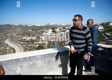 Hassan A-Tinn und Ibrahim El-Arje, Bewohner des Dorfes al-Walaja, die den lokalen Kampf gegen die Zerstörung von Massenhäusern führen, veranstalten eine Tour für israelische Friedensaktivisten zur bevorstehenden Entscheidung des israelischen Obersten Gerichtshofs über die Zukunft des Dorfes. Das Dorf ist geteilt, die Hälfte befindet sich innerhalb der Stadtgrenze von Jerusalem und hinter der Trennungsmauer, während die andere Hälfte als C- und B-Gebiet im Westufer registriert ist. Die Diskussion am 26. Dezember würde sich mit dem Antrag der Regierung befassen, die vorläufige Anordnung des Gerichts aus dem Jahr 2015 aufzuheben - was die sofortige Aufhebung verhindert Stockfoto