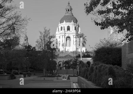 Das Rathaus von Pasadena wird von der Plaza Las Fuentes in Schwarzweiß gezeigt. Stockfoto