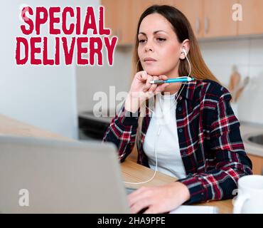 Konzeptionelle Darstellung Special Delivery. Business Showcase Produkte oder Dienstleistungen direkt zu Ihnen nach Hause bringen an jedem Ort Erfahrungsaustausch über Video Stockfoto