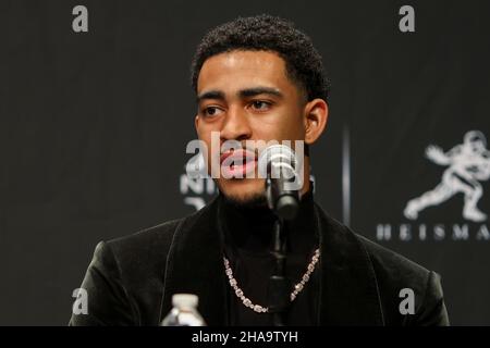 11. Dezember 2021, New York City, New York, USA: Heisman Trophy-Finalist Bryce Young aus Alabama bei der Pressekonferenz im Marriott Marquis Hotel. (Bild: © Debby Wong/ZUMA Press Wire) Stockfoto