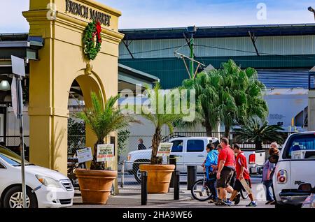 Touristen schlendern durch den French Market, 11. November 2015, in New Orleans, Louisiana. Der französische Markt ist eine Reihe von Geschäften und Boutiquen. Stockfoto