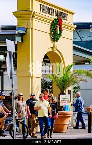 Touristen schlendern durch den French Market, 11. November 2015, in New Orleans, Louisiana. Der französische Markt ist eine Reihe von Geschäften und Boutiquen. Stockfoto