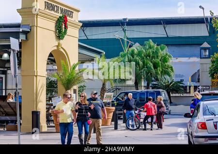 Touristen schlendern durch den French Market, 11. November 2015, in New Orleans, Louisiana. Der französische Markt ist eine Reihe von Geschäften und Boutiquen. Stockfoto