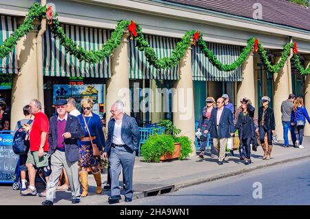 Touristen schlendern durch den French Market, 11. November 2015, in New Orleans, Louisiana. Der französische Markt ist eine Reihe von Geschäften und Boutiquen. Stockfoto