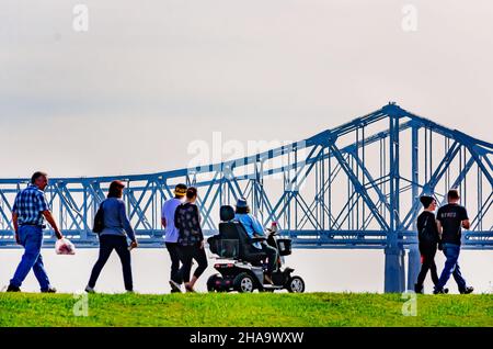 Am Woldenberg Riverfront Park, 15. November 2015, in New Orleans, Louisiana, wandern die Menschen entlang des Mississippi River. Stockfoto