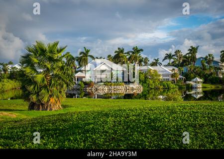 Grand Cayman, Cayman Islands, Nov 2021, Britannia Estates durch einen redundanten Golfplatz am frühen Morgen Stockfoto