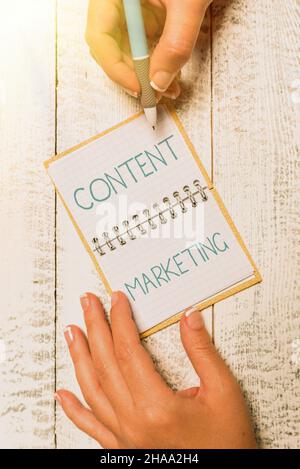 Handschrift Zeichen Content Marketing. Die Geschäftsübersicht umfasst die Erstellung und den Austausch von Online-Material zum Brainstorming von Problemen und Lösungen Stockfoto