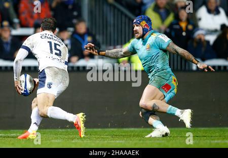 Jack Nowell von Exeter Chiefs (rechts) auf dem Weg zum Angriff auf Julien Tisseron aus Montpellier während des Heineken Champions Cup-Spiels in Sandy Park, Exeter. Bilddatum: Samstag, 11. Dezember 2021. Stockfoto