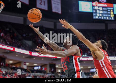 Columbus, Ohio, USA. 11th Dez 2021. Jamari Wheeler (55), Wächter der Ohio State Buckeys, legt während des Spiels zwischen den Wisconsin Dachsen und den Ohio State Buckeys in der Value City Arena einen Schuss hinter dem Wisconsin Dachs-Wächter Jordan Davis (2) ab. (Bild: © Scott Stuart/ZUMA Press Wire) Stockfoto