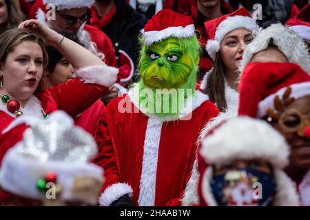 Der Grinch hilft, Santa Con NYC, USA, zu starten. 11th Dez 2021. (Foto von Gabriele Holtermann/Sipa USA) Quelle: SIPA USA/Alamy Live News Stockfoto